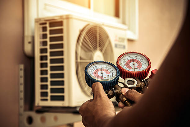 Professional Hvac technician working in Hampton, IA